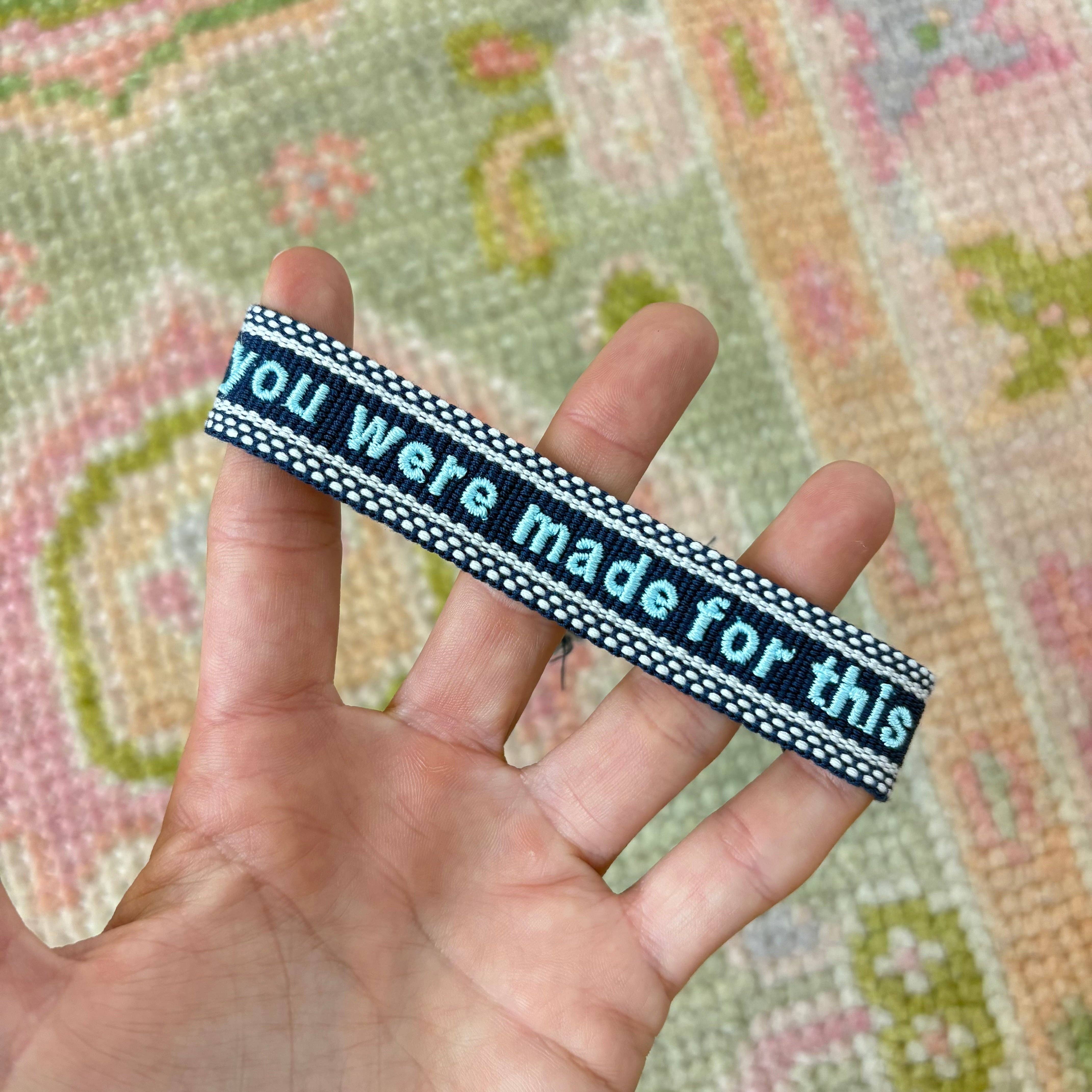 The Kenzie Collective - Vente Bracelet tissé/tressé - Vous avez été fait pour cet accessoire de bracelet à pompon brodé.