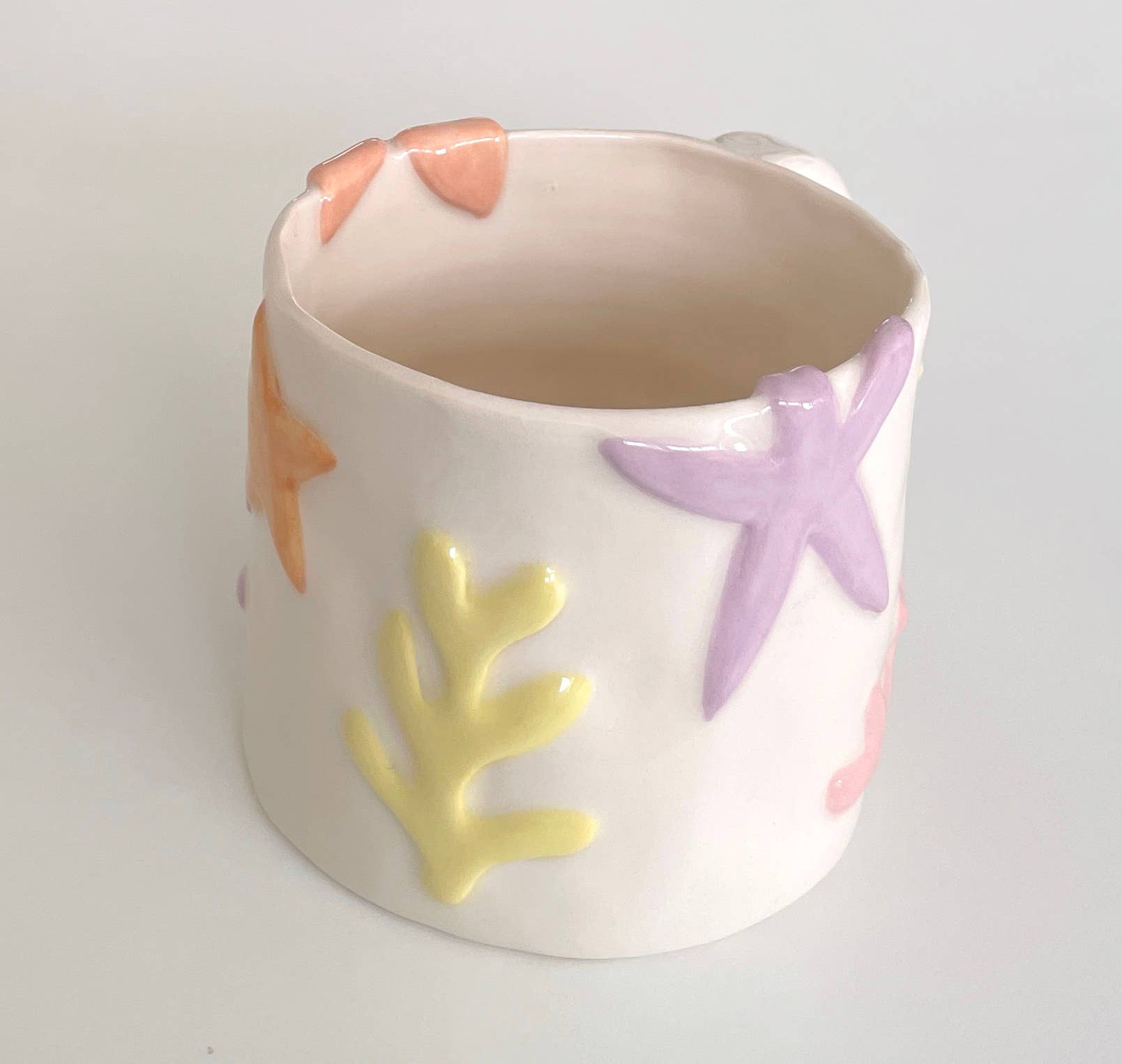 Pipa and Happy – Engroshandel Kaffekrus – Koral Krus – Håndlavet Keramisk Ocean Relief Kop (300 ml)5