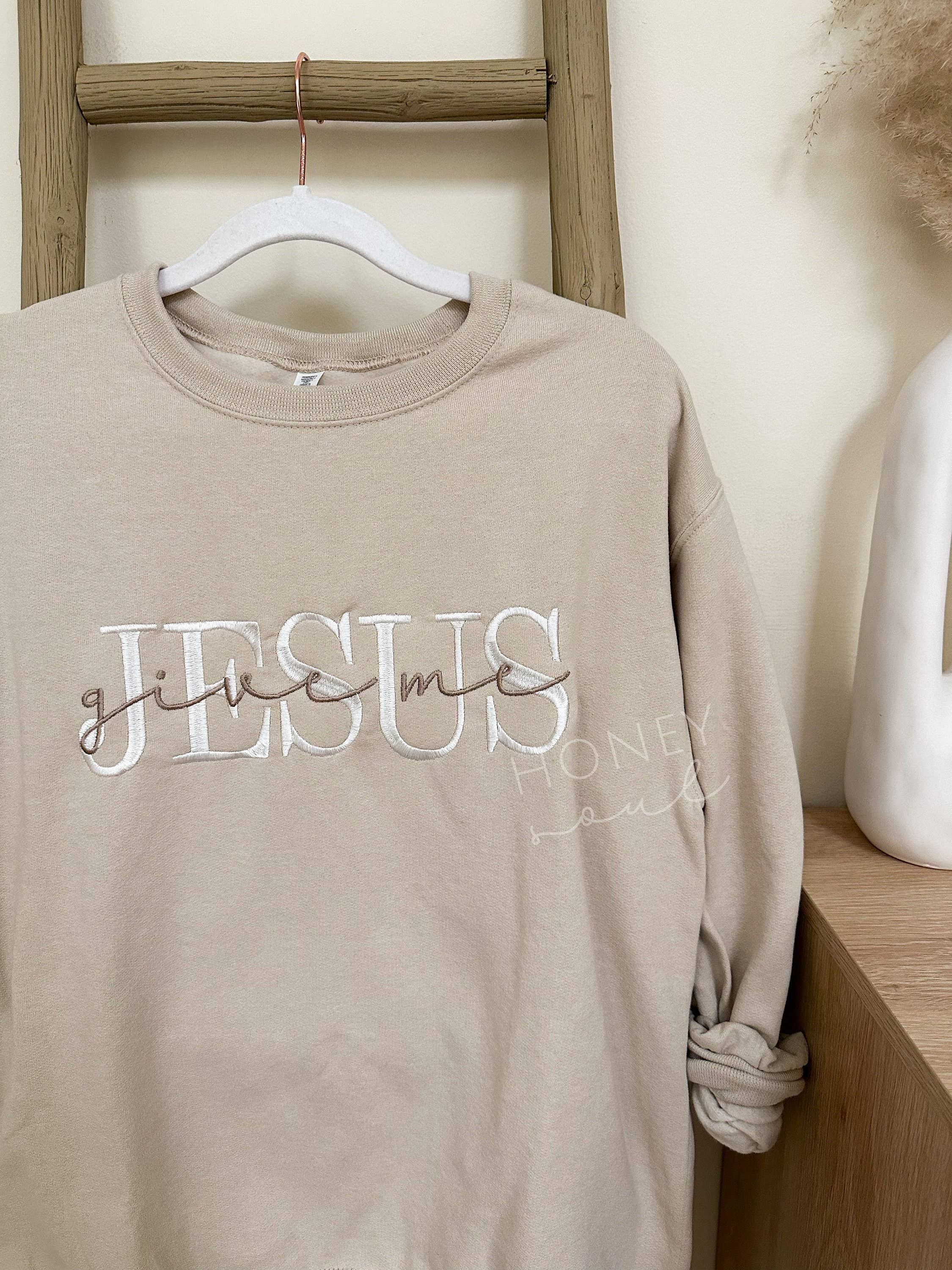 Honey Soul LLC – Großhandel Sweatshirt mit Grafikdruck – Unisex – Besticktes Give Me Jesus SAND Sweatshirt ORIGINAL0