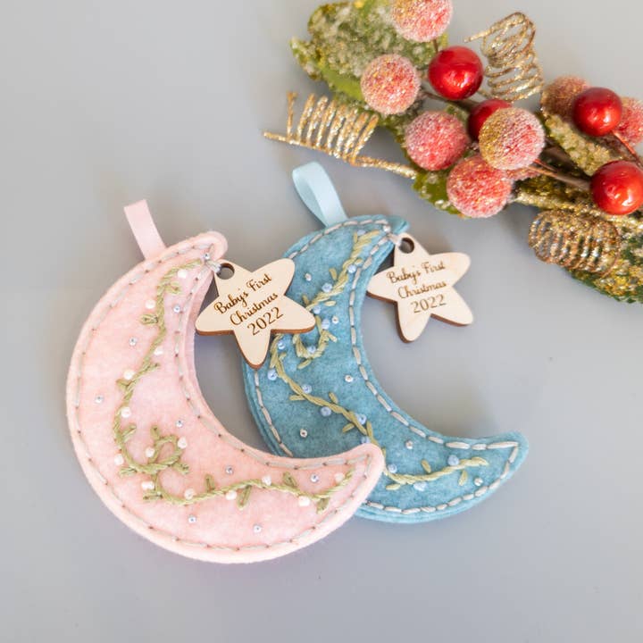 Shelfish Modern - Vendita all'ingrosso Decorazione - Primo ornamento natalizio per bambini ricamato personalizzato9