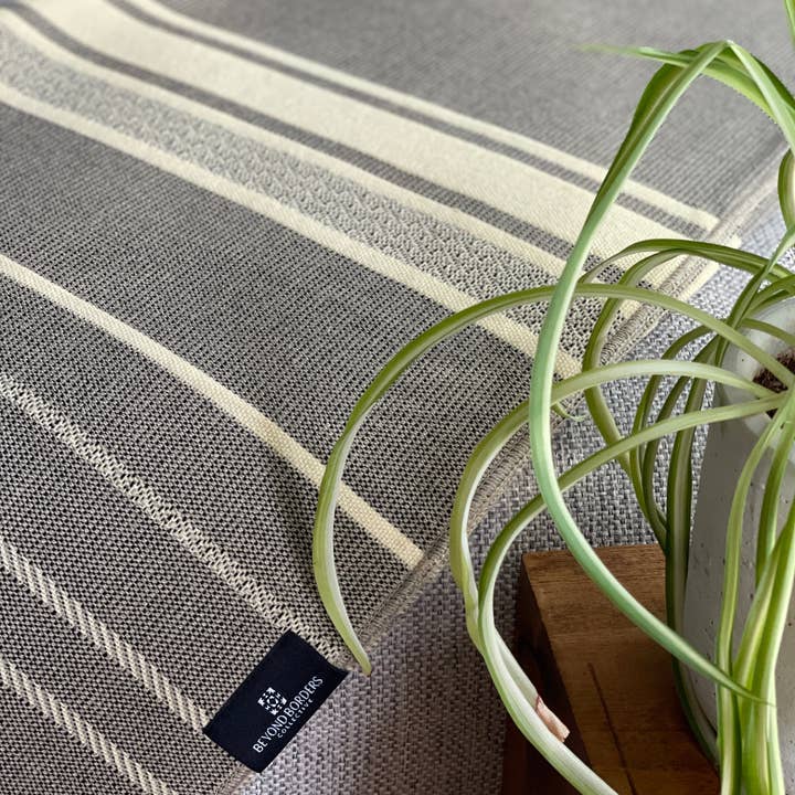 Beyond Borders Collective | Artisan-Made Blankets & Throws - Venta al por mayor Mantas de sofá - Equinoccio Throw - Marrón Cedro