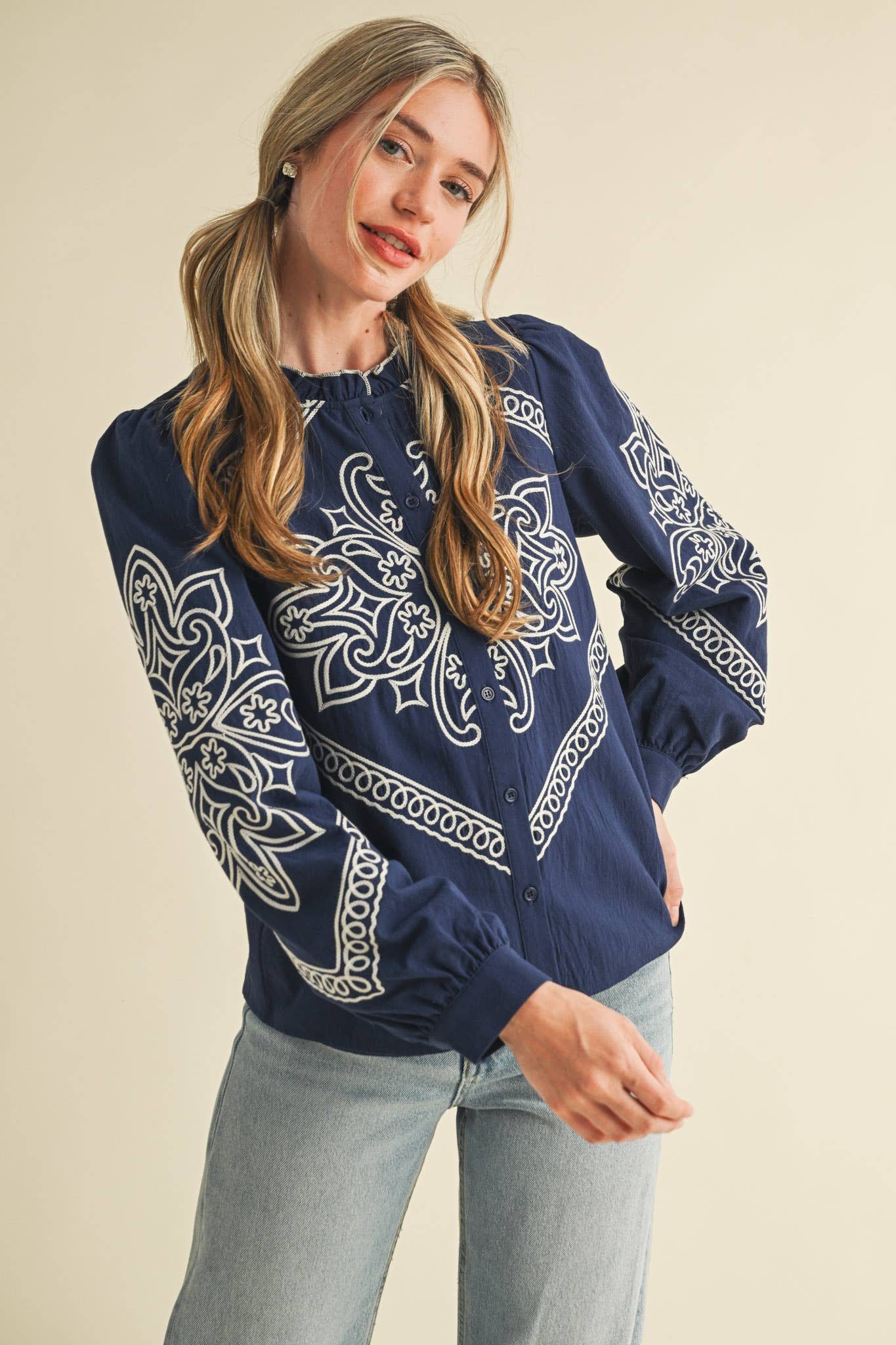 &MERCI – Engroshandel Skjorte med buttondown – til kvinder – BRODERET MOCK NECK KNAPPEBLUSE MTP333644