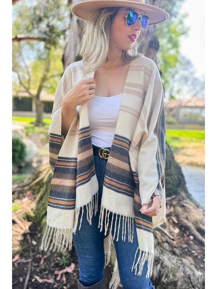 Beige Avorio Comodo cardigan Ruana stampato a righe color avorio beige con nappa in vendita all'ingrosso su Faire