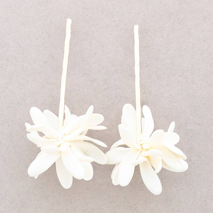 Palo Metal Earrings with Petalos Pendant and other Purchase Wholesale orata prezzo. Free Returns & Net 60 Terms on Faire trending on Faire.