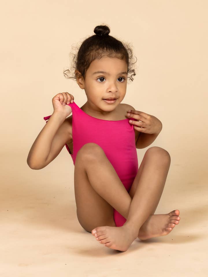 Une pièce Sunrise Girls - Fuchsia pour la vente par Piuma