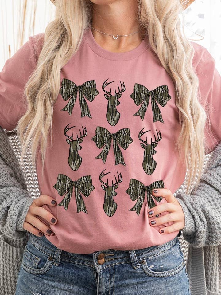 T-shirt graphique Deer Hunting Camo Bow pour la vente par Pink Irene Wholesale