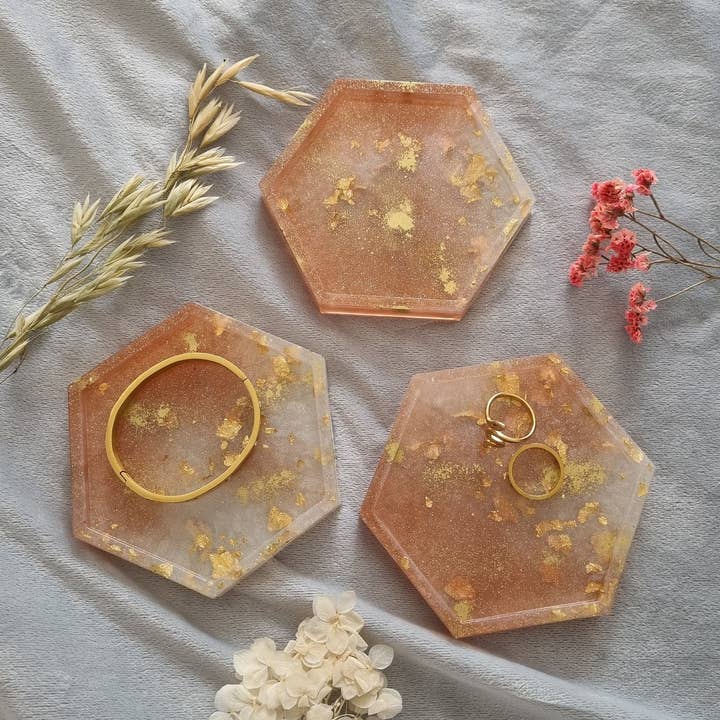 Bandeja para baratijas hexagonales de resina en oro rosa, blanco y dorado para venta al por mayor de Lunar Living