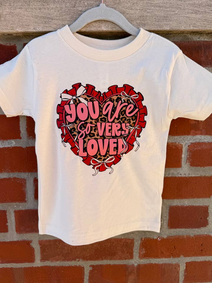Vous êtes tellement aimé - T-shirt bébé/tout-petit pour la vente par Lil Cactus Blossoms