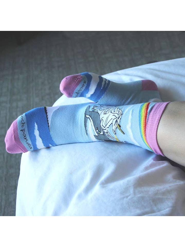 Sock Panda - Venta al por mayor Calcetines - Unisex - Calcetines Land of Dreams - ¡Unicornio que escupe fuego sobre un delfín!