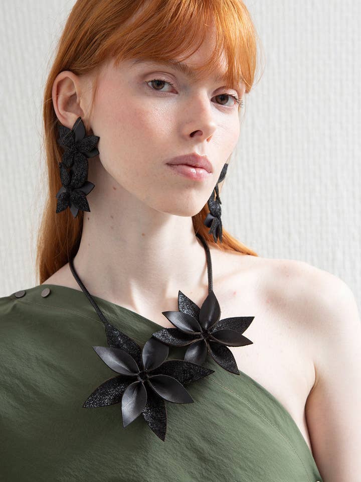 Isabella Flower Halsband - Justerbar Längd - Svart* för wholesale av Iskin Sisters