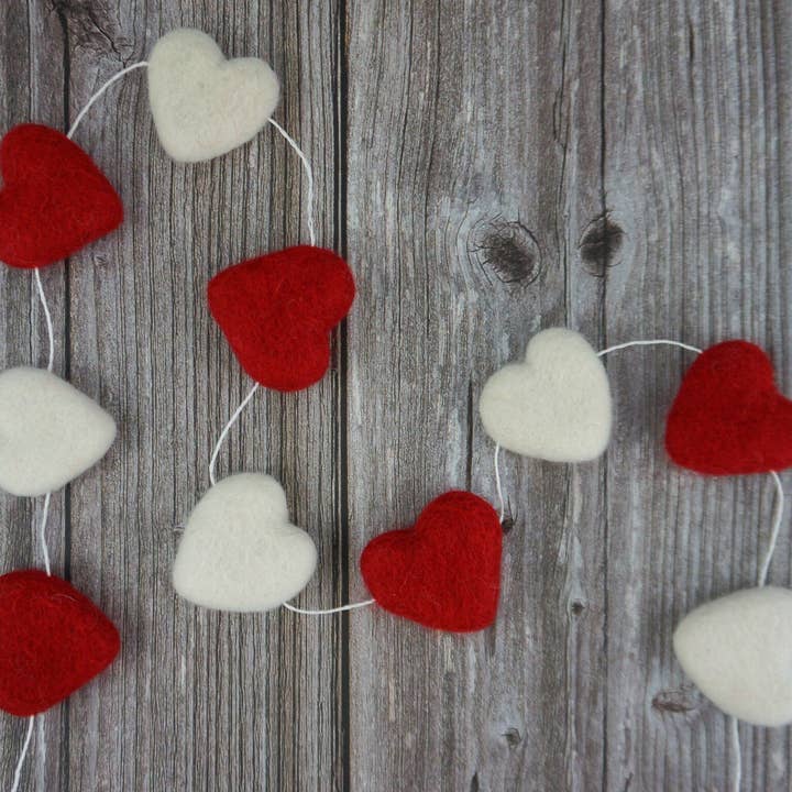 Red and White Heart Valentines Garland for wholesale by AKUKU