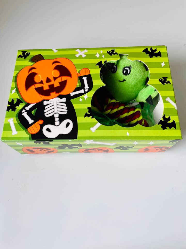 Halloween-låda med leksak och två påsar godis (2 x 4 oz) för wholesale av Power “Pup” Treats