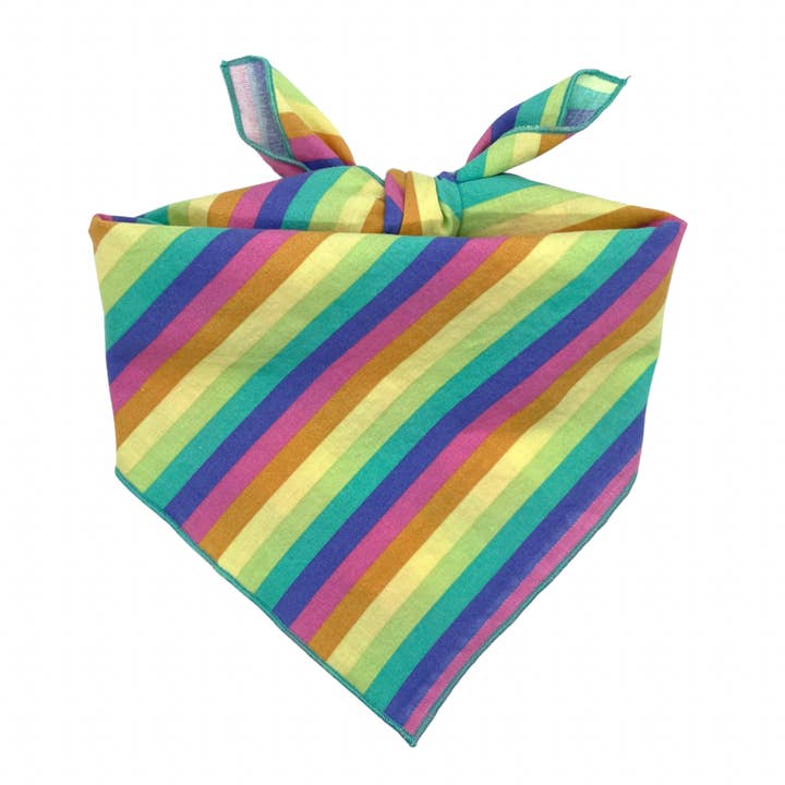 Hundehalstuch zum Binden mit Regenbogenstreifen in Pastellfarben — Pride Bandana für den Großhandel von Woofingtons & Company
