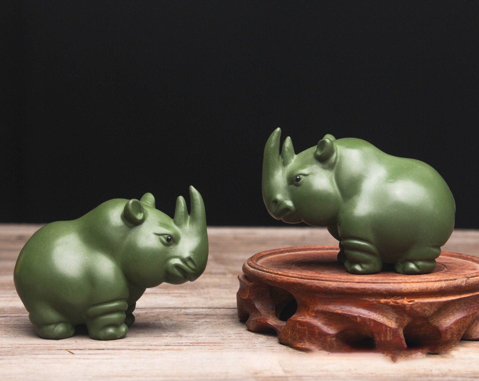 Gohobi （We cover U.S. import duties） - Venta al por mayor Figura decorativa - Adornos Gohobi hechos a mano con forma de rinoceronte verde para té y mascotas de cerámica YiXin8