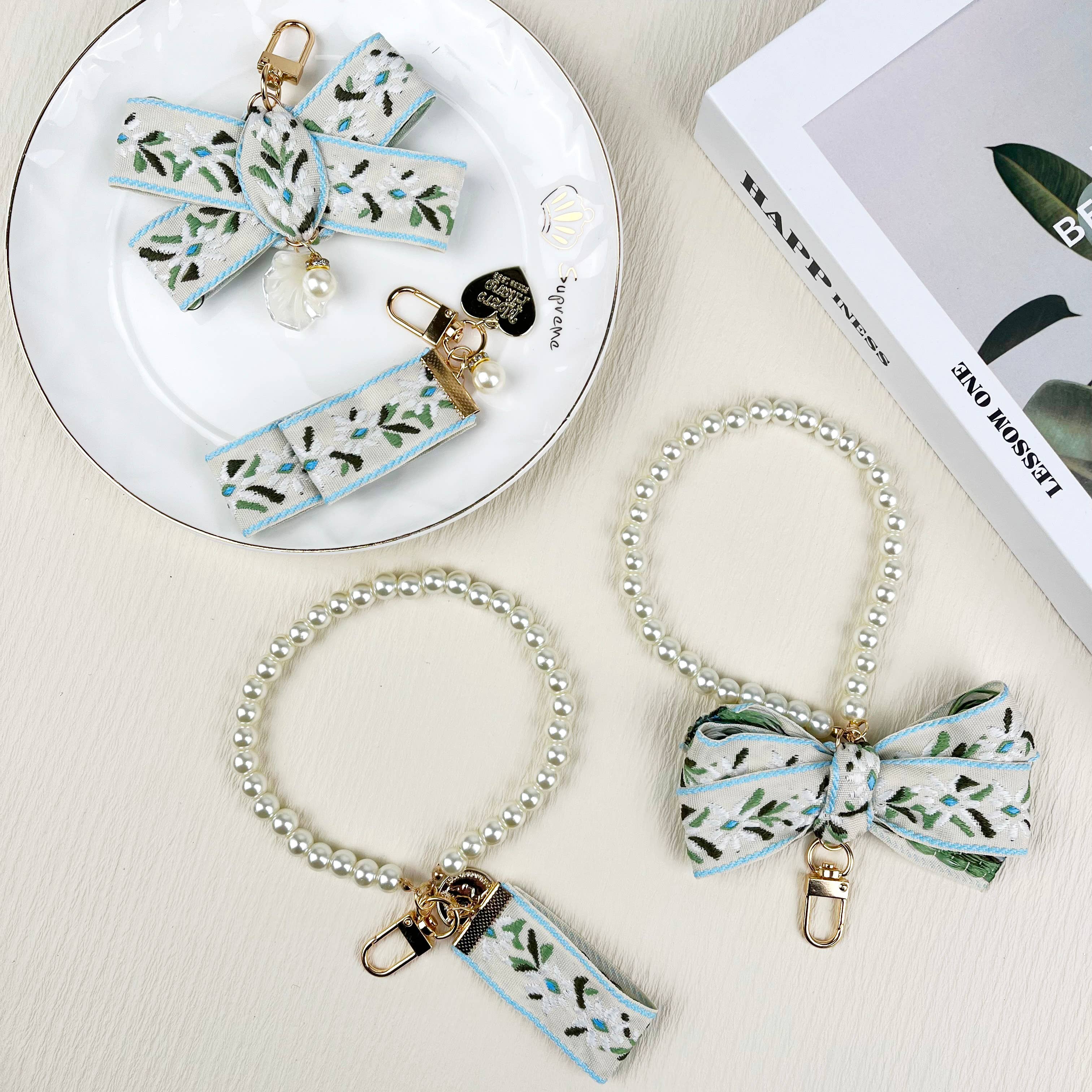 SoapElenGlen - Vente Porte-clés – femme - Porte-clés feuilles et ruban perlé4