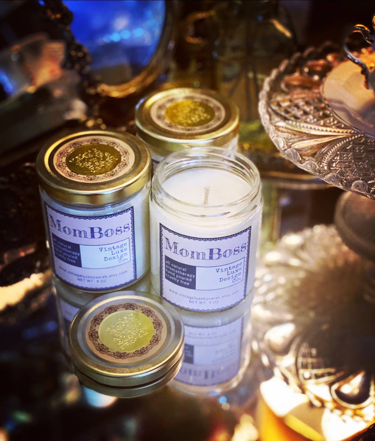 Vintage Luxe Design Co. - Vendita all'ingrosso Candela in vasetto - MomBoss, candela in cera di soia da 9 once, vintage, di lusso, colata4