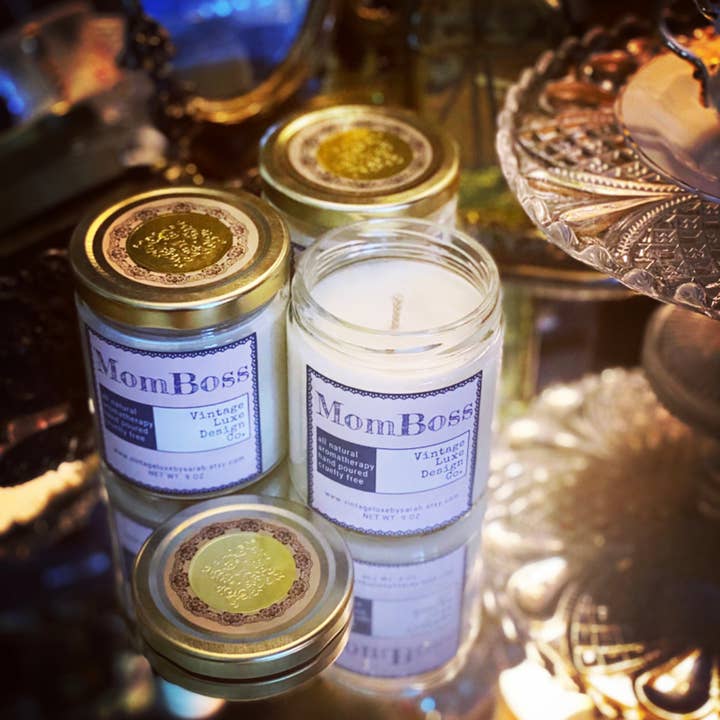 Vintage Luxe Design Co. - Vendita all'ingrosso Candela in vasetto - MomBoss, candela in cera di soia da 9 once, vintage, di lusso, colata4
