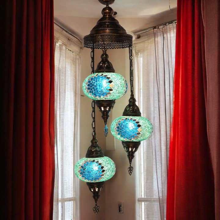 Import Corner - Venta al por mayor Lámpara de araña y colgante - 81703: LÁMPARA DE ARAÑA "ESPIRAL" DE 3 LUCES CON PANTALLA MOSAICO PRENSADO DE 7" -1