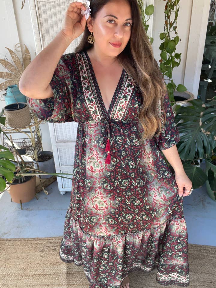 Robe maxi bohème en soie à double col en V (noir et rouge) pour la vente par Pink and Silver