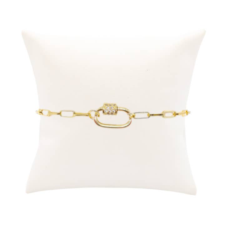 Bracelet à breloques en chaîne de trombone en or Ashley (boîte) avec zircon cubique clair et petit mousqueton Gabi pour la vente par The Charm Bar Company