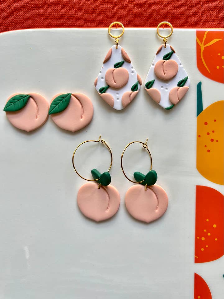 Orecchini Peach Clay per la vendita all'ingrosso da parte di SeizeTheClayJewelry
