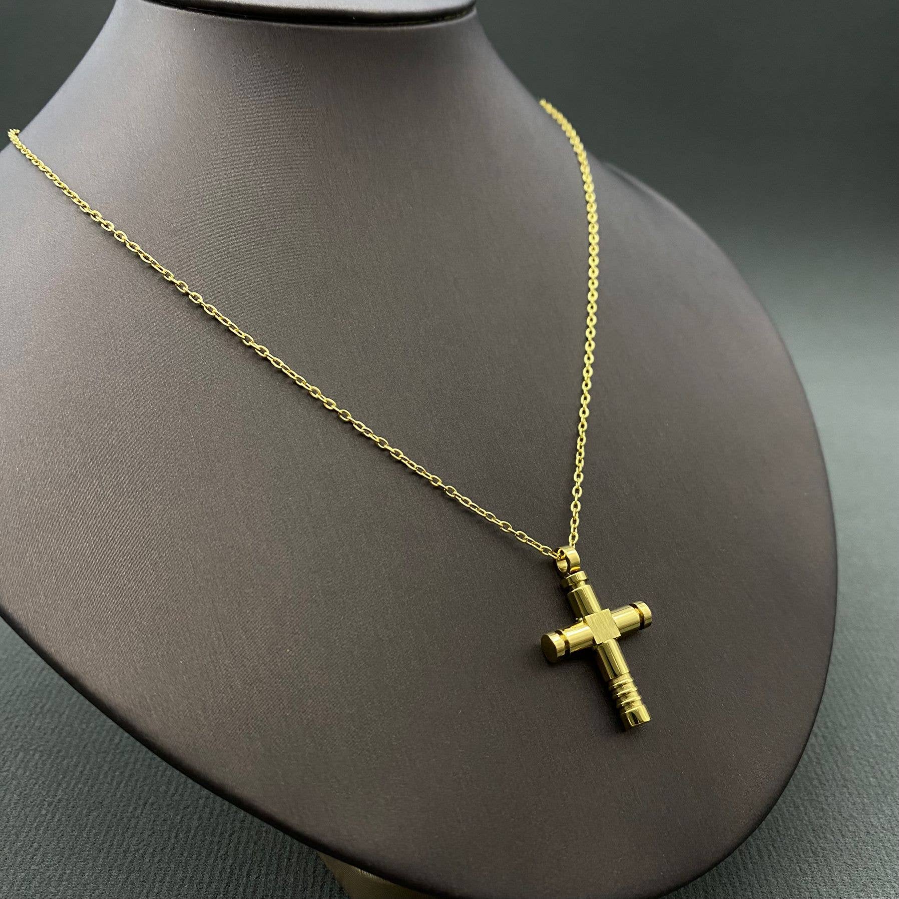 Mio Queena - Vendita all'ingrosso Collana con ciondolo/pendaglio - Collana con pendente a croce in acciaio inossidabile placcato oro 18K - FGS2