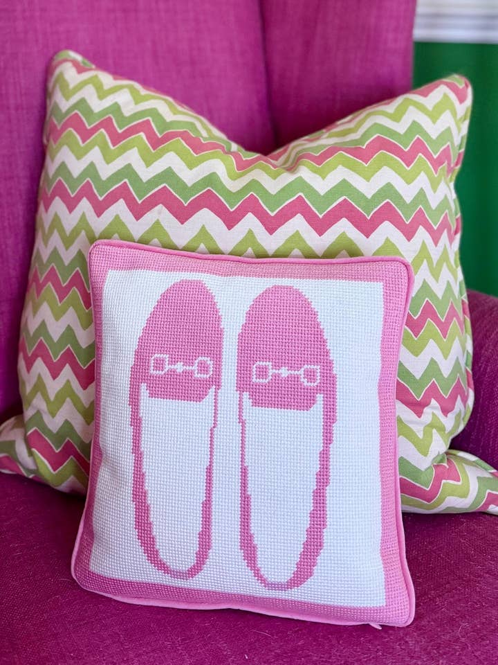 Coussin à aiguille mocassin preppy pour la vente par Southern Decorative