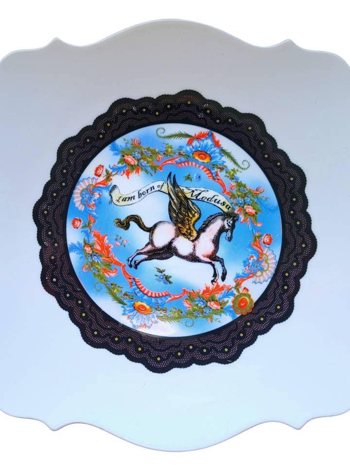Jeg er af Medusa! | Middagstallerken | Håndemaljeret for engroshandel hos Le Puppet Regime