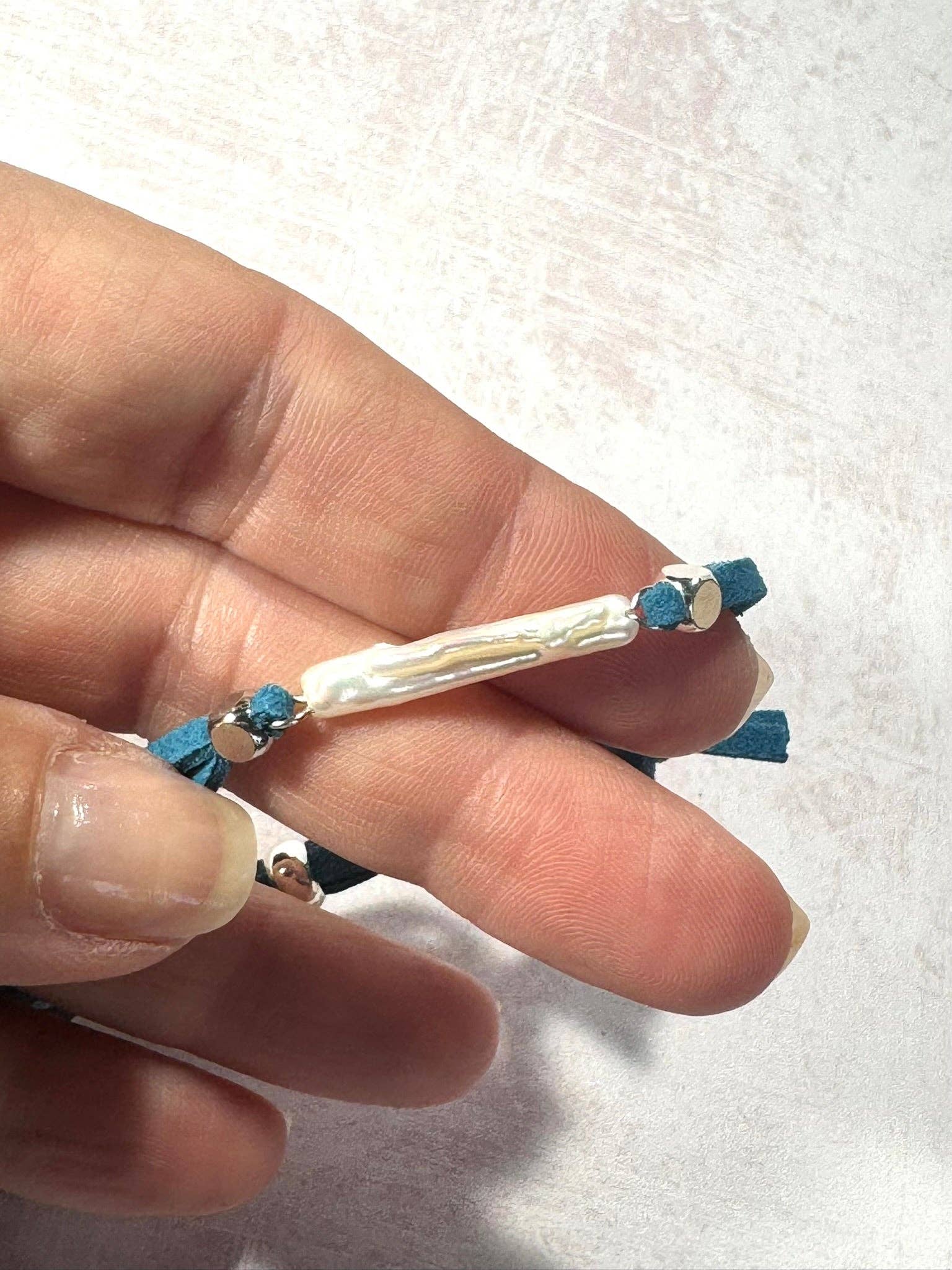 STOSA – wholesale Beaded bracelet – Freshwater Pearl Bracelet with Teal Faux Suede4