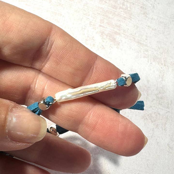 STOSA – wholesale Beaded bracelet – Freshwater Pearl Bracelet with Teal Faux Suede4
