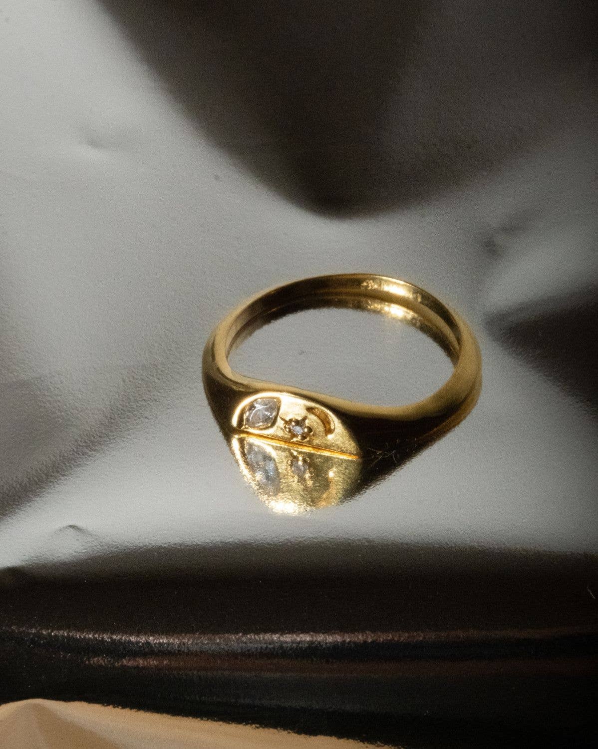 S-kin Studio Jewelry - Vente Chevalières - Bague Sceau Demi-Lune Ayla