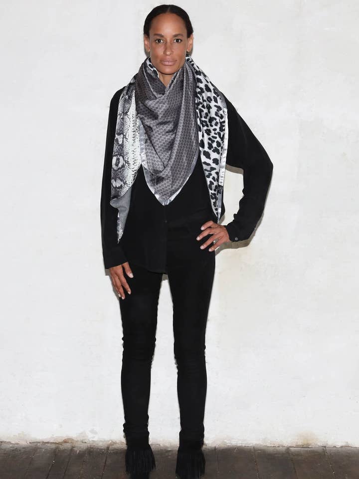 Sciarpa a triangolo Patchwork Grey per la vendita all'ingrosso da parte di Ebony & Ivory