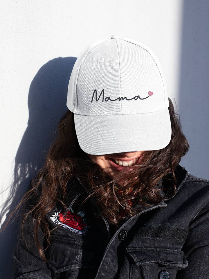 Chapeau brodé maman <3 blanc pour la vente par Beer Budget Designs