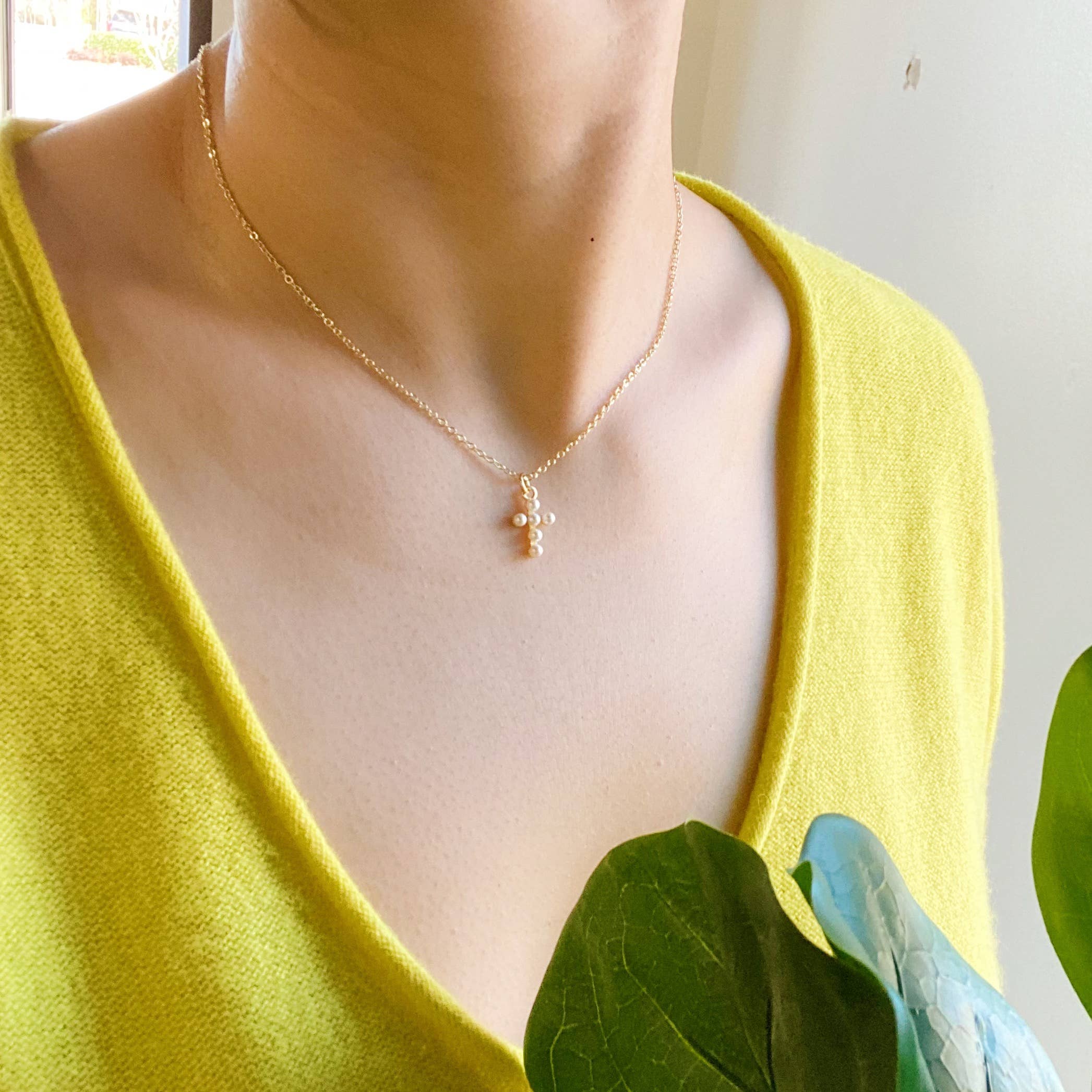 Ellison+Young - Wholesale Halskettinghanger - Shell Pearl Cross ketting2