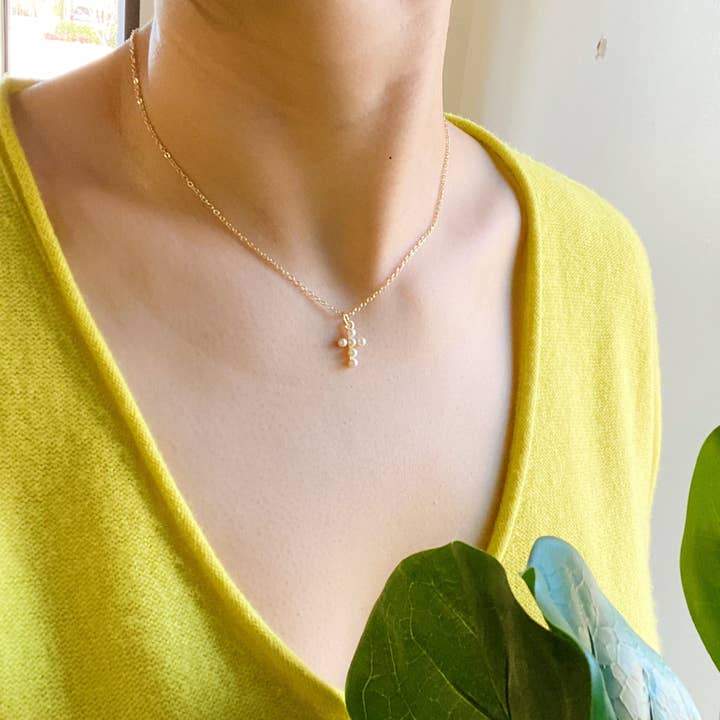 Ellison+Young - Wholesale Halskettinghanger - Shell Pearl Cross ketting2