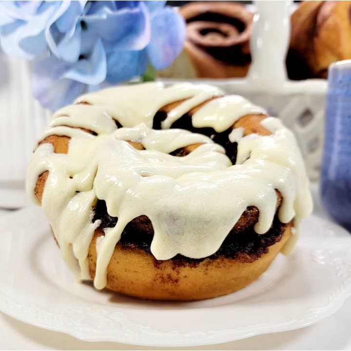 Cinnamom Bakery 12oz Classic Buttercream Cinnamon Roll for wholesale by Cinnamom