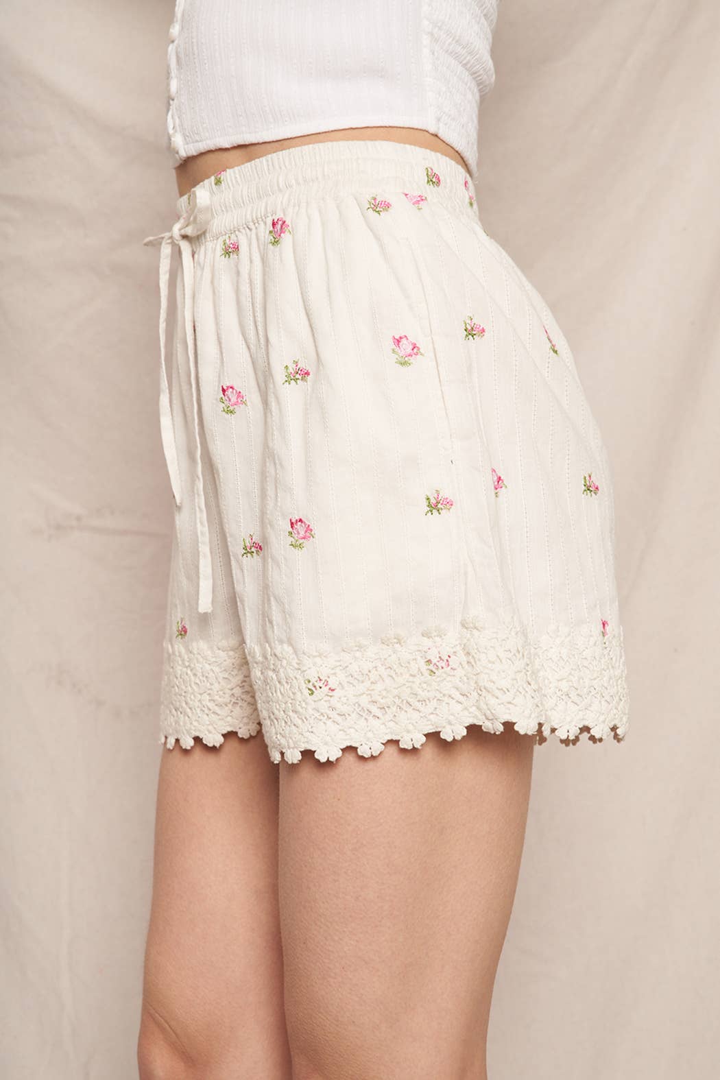 En Crème - Wholesale Shorts - Women's - Floral Embroidery Shorts with Lace Trim 11