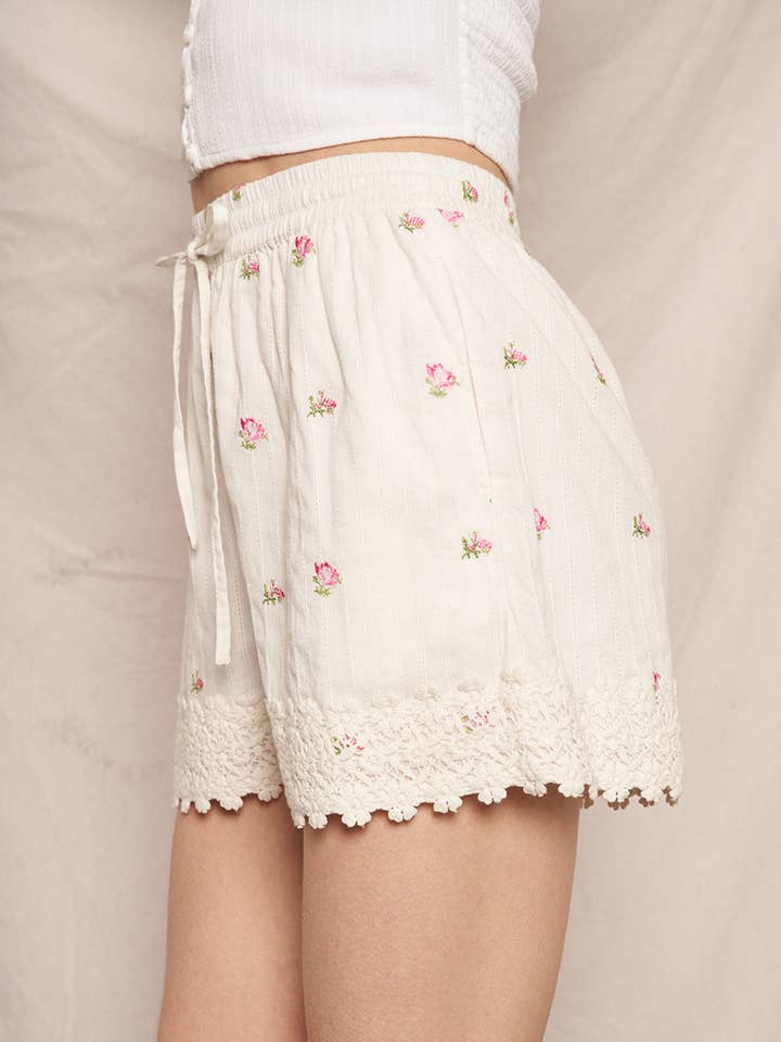 En Crème - Wholesale Shorts - Women's - Floral Embroidery Shorts with Lace Trim 11