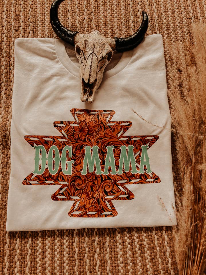 T-shirt graphique Western Dog Mama pour la vente par Rustic Runaway LLC