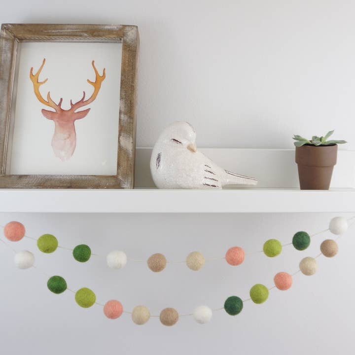 EFTERÅR Guirlande. EFTERÅR Dekoration. Guirlande med filtkugler. Guirlande med filtbolde. Guirlande med filtpomponer. for engroshandel hos AKUKU