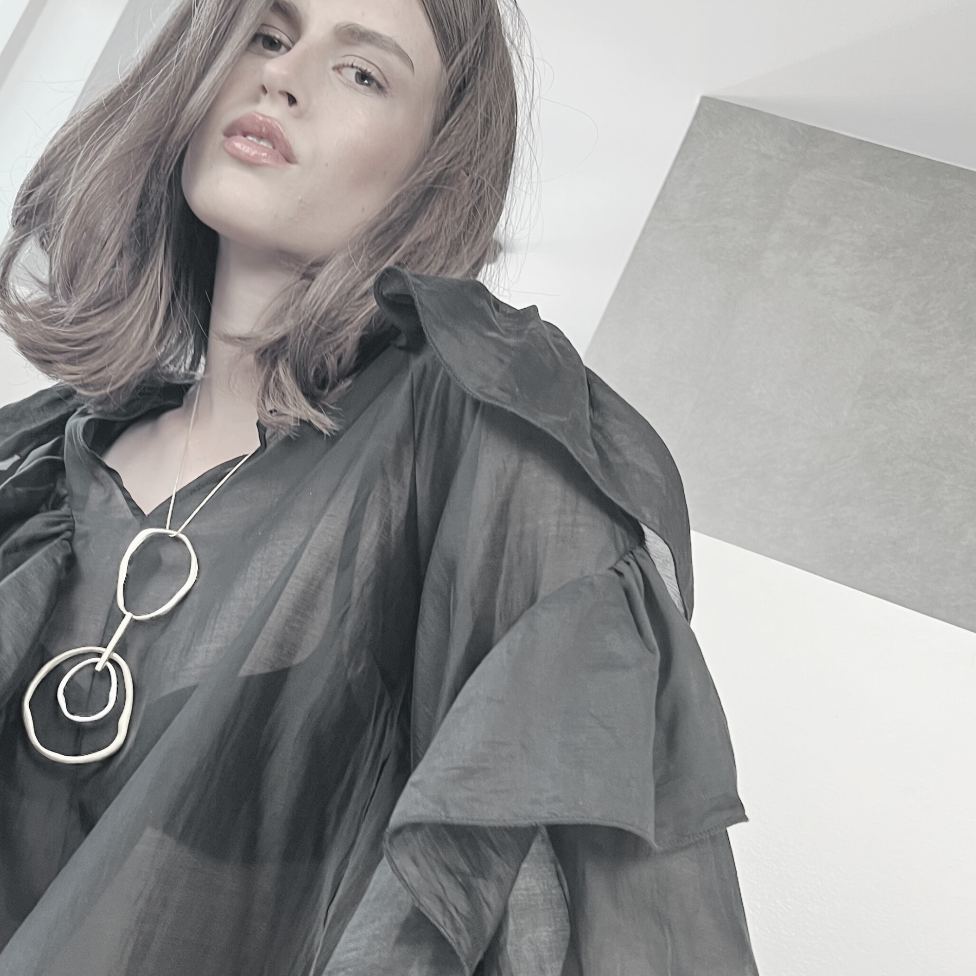 Dansk Copenhagen - Vendita all'ingrosso Collana con ciondolo/pendaglio - Collana Mega Statement regolabile a 2 toni Elysian IN:STORE con placcatura in argento6