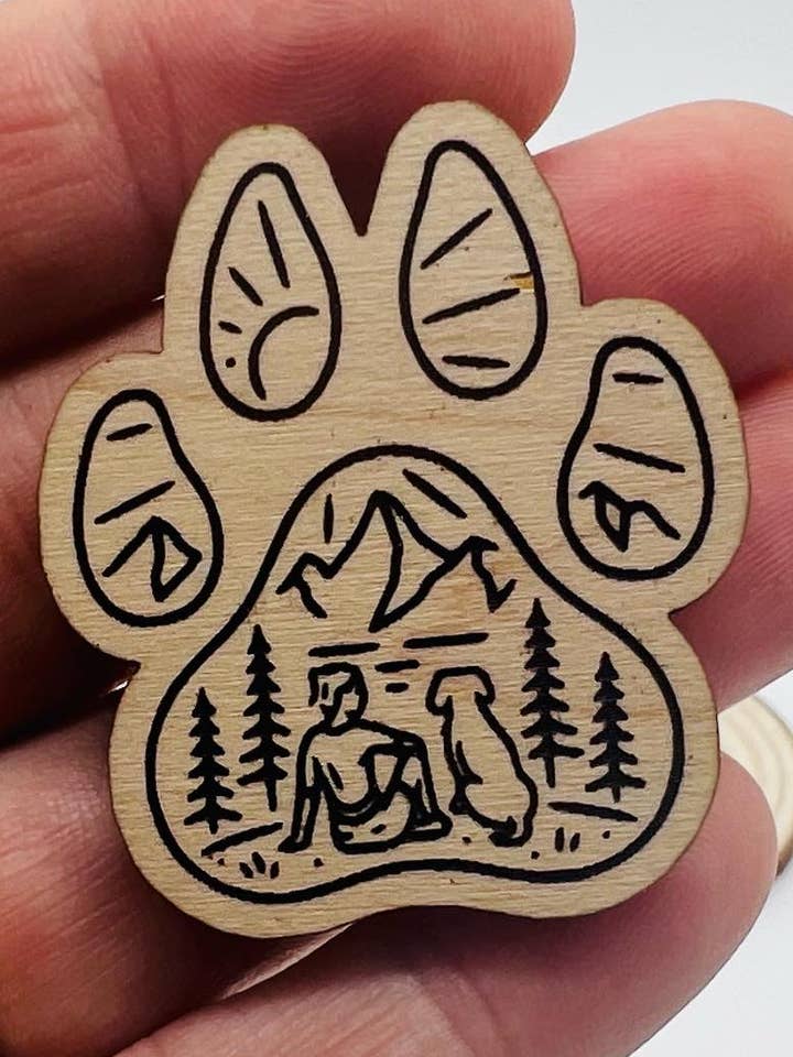 Broche en bois avec patte de chien et montagnes pour la vente par Blossom Hill Customs