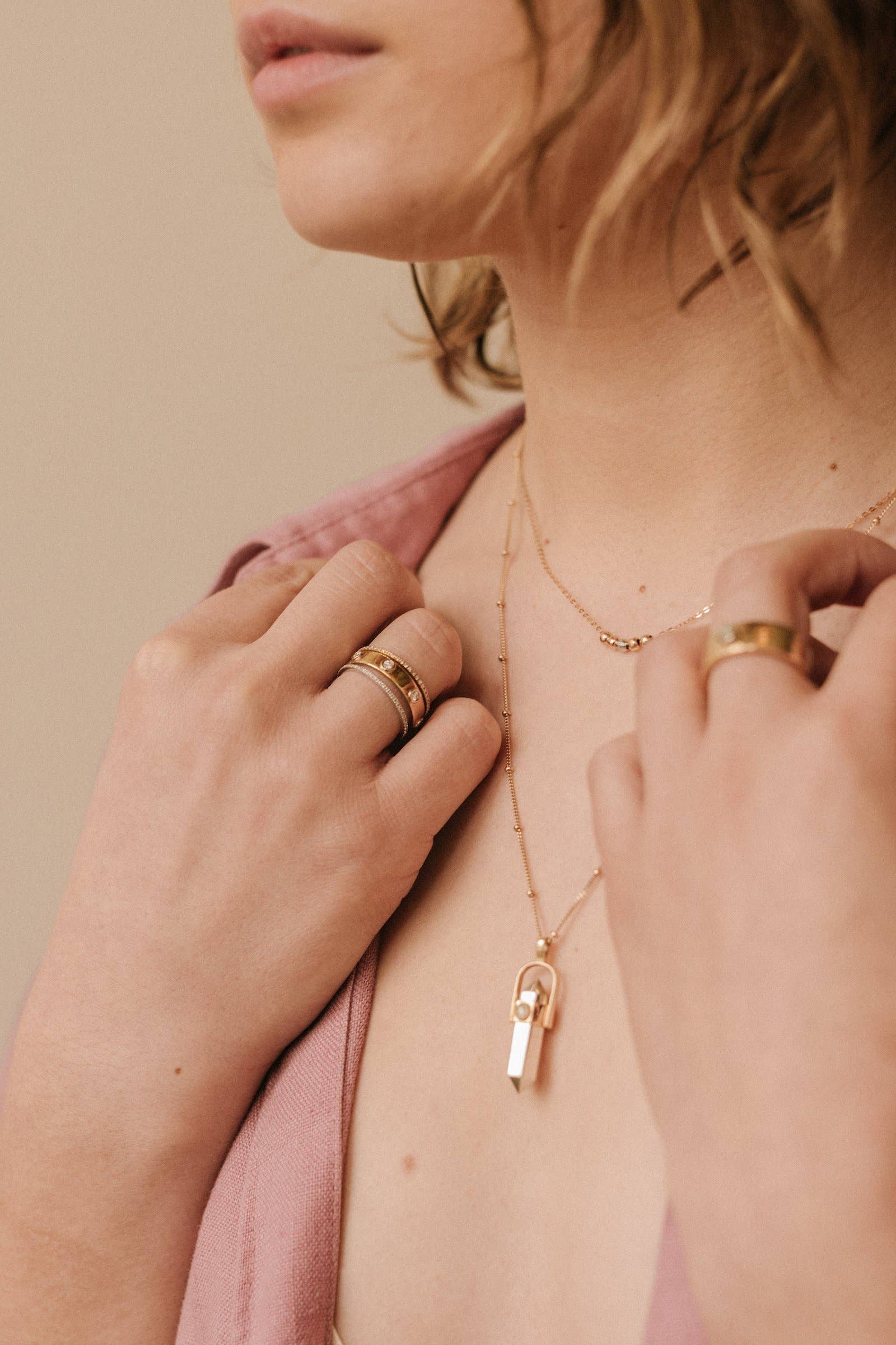 Elliot Young Fine Jewelry - Vendita all'ingrosso Anelli multipietra - Cinturino in argento sterling 14 carati «Liquid Metal» con 7 diamanti2