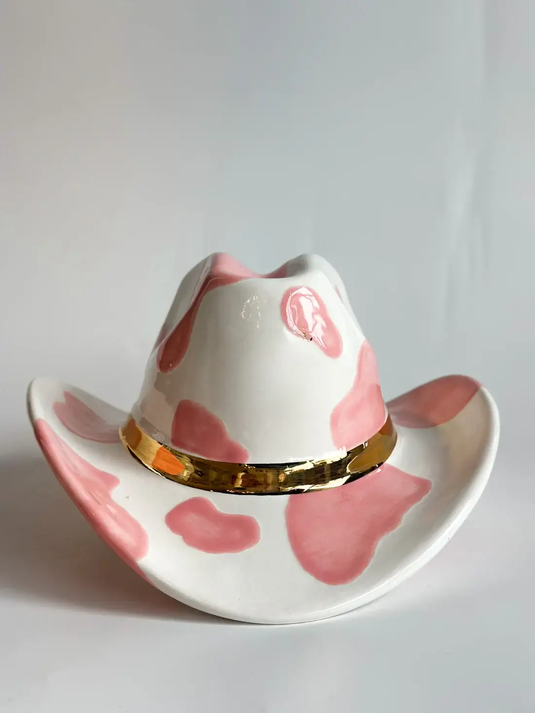 Lo Home | Ruby Clay – wholesale Dekorativt bordsobjekt – Keramisk cowboyhatt med ko-tryck2