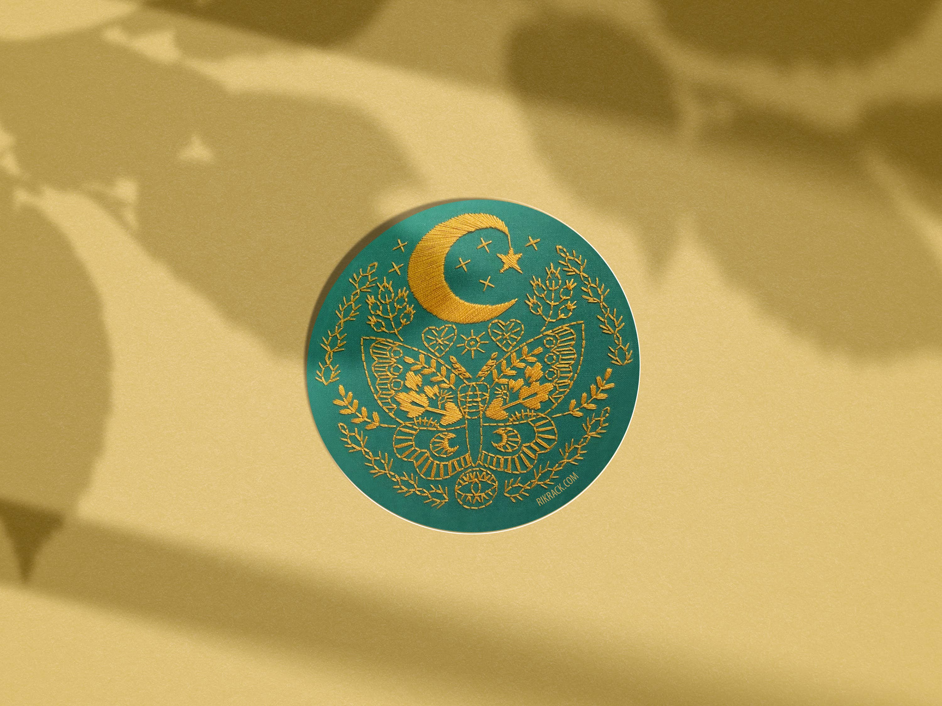 Rikrack – Engroshandel Klistermærke – Lunar Moth 3 „vinyl cirkel klistermærke1