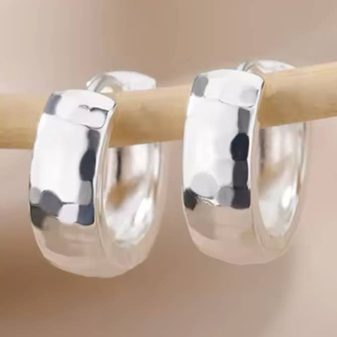 Créoles martelées en argent sterling .925, 15 mm pour la vente par Sutter Sisters Wholesale