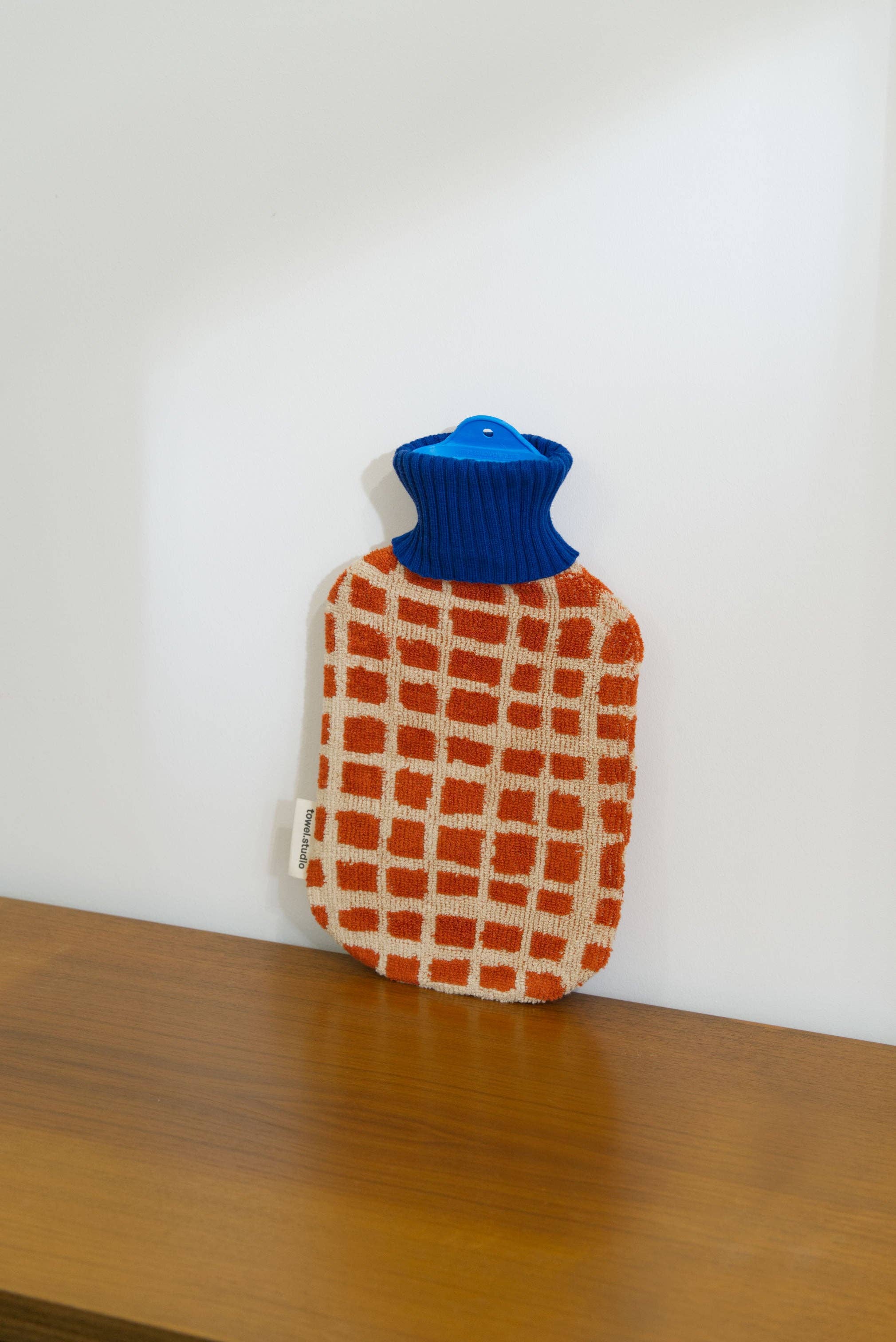 towel.studio - Wholesale Hot/Cold Compress - Bold Grid Hot Water Bottle | Barn | Small (0.8 Liter)1