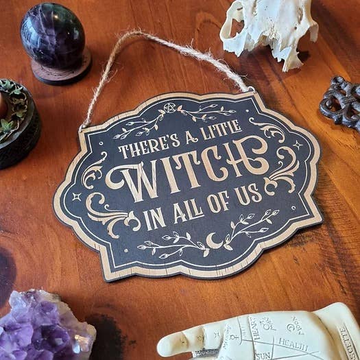 Yiska Designs – Engroshandel Skilt – Der er en lille heks i os alle skilt1