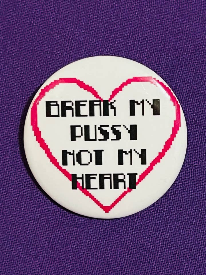 Bouton Casse Mon Chat Pas Mon Cœur pour la vente par In Stitches by Sara