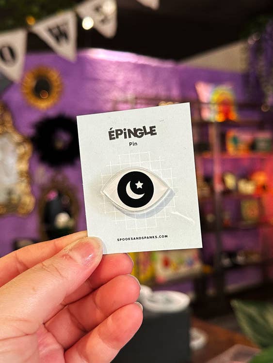 La spilla Eye per la vendita all'ingrosso da parte di Spooks & Spanks